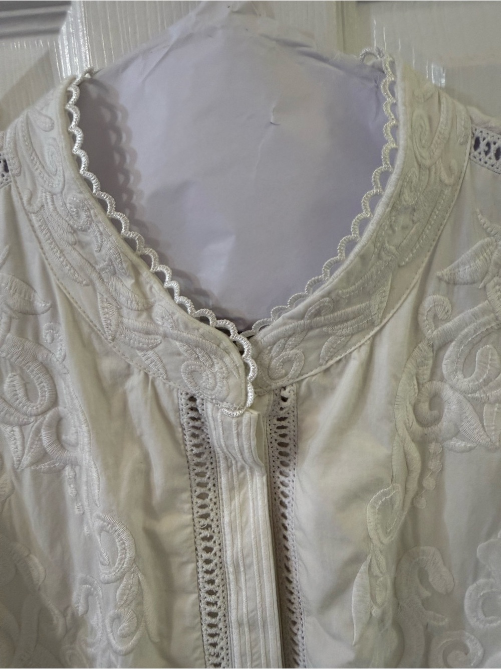 Alice + Olivia White Embroidered Tie-Waist Dress - Picture 4 of 5